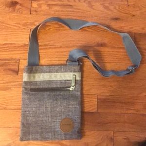 Small slim Dakine crossbody